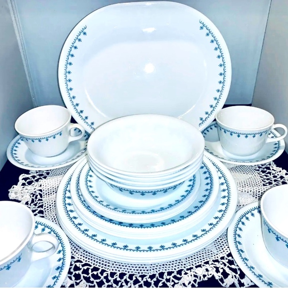 25pc Corelle Snowflake Blue Garland Dinner Ware Plates Cups Bowls Platter MCM